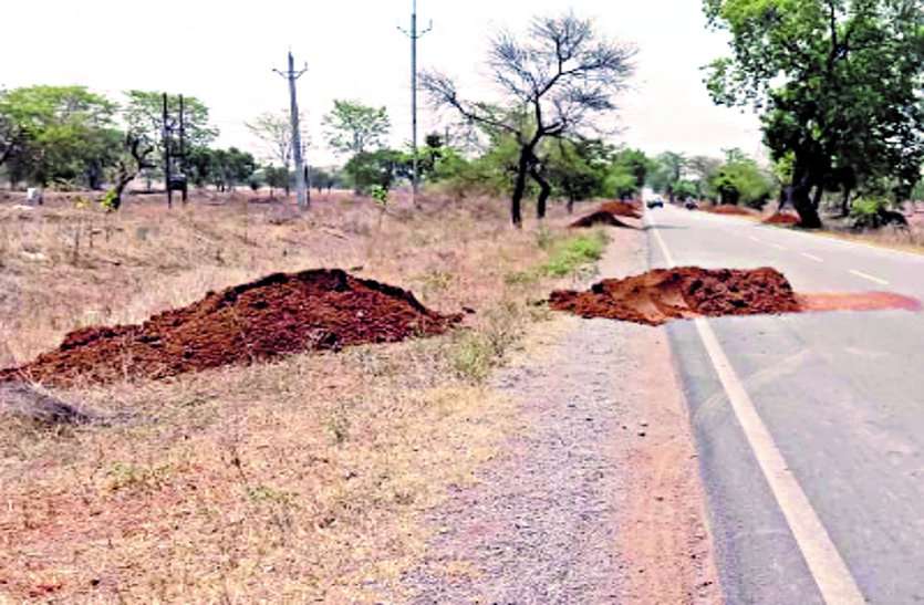 Department officials are negligent in the name of road filling, amounts are being deposited in the name of putting a foul रोड फिलिंग के नाम पर विभाग के अधिकारी बरत रहे लापरवाही, मुरूम डालने के नाम पर ढकार रहे राशि