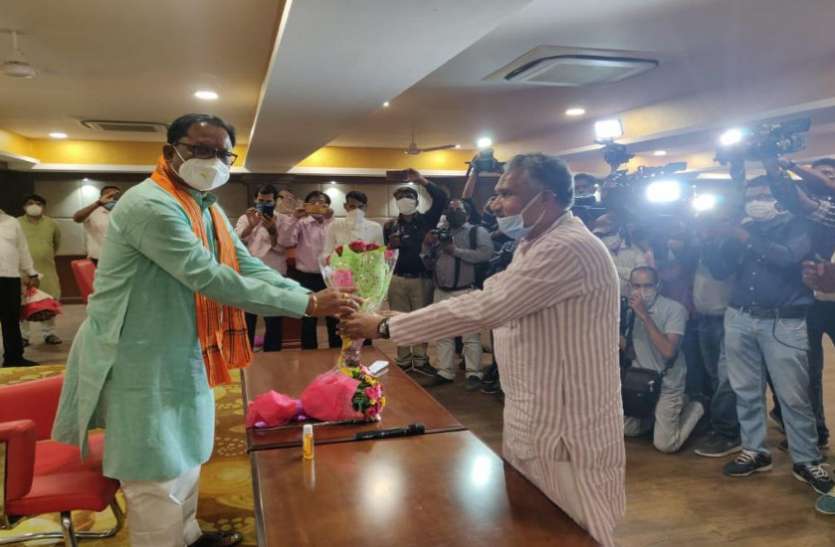विष्णुदेव साय ने संभाली छत्तीसगढ़ बीजेपी की कमान,कहा- ‘2023 में बनाएंगे सरकार विष्णुदेव साय ने संभाली छत्तीसगढ़ बीजेपी की कमान,कहा- ‘2023 में बनाएंगे सरकार