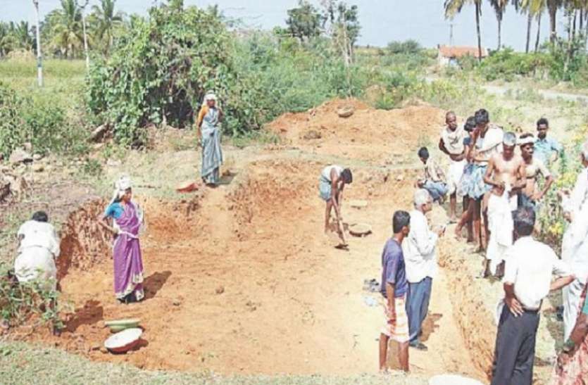मनरेगा के तहत काम () मनरेगा में फर्जीवाड़ाः स्वर्गवासियों के नाम भी जारी कर दिया मस्टर