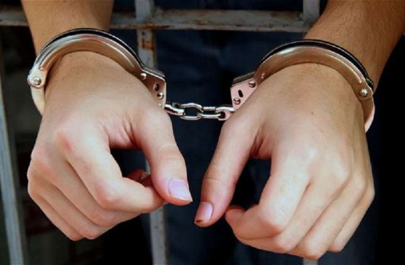 jabalpur Crime News गुंडों को नहीं मिली रंगदारी तो व्यापारी के घर पटके बम, फैलाई दहशत