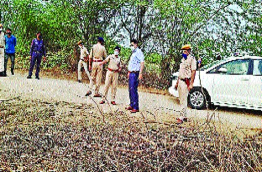 Officer's car starts, news reaches mafia there अफसर की गाड़ी स्टार्ट, उधर माफिया तक पहुंच जाती है खबर