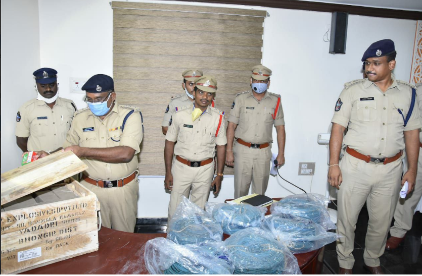 बड़ा नक्सली हमला टला, शहर तबाह हो जाए इतना विस्फोटक बरामद, 3 गिरफ्तार बड़ा नक्सली हमला टला, शहर तबाह हो जाए इतना विस्फोटक बरामद, 3 गिरफ्तार