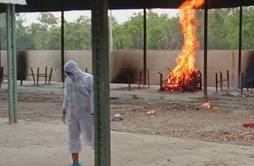 crematorium ceremony Corona: अंतिम संस्कार के लिए दिशा-निर्देश जारी, परिजन देख सकते हैं बस एक बार चेहरा, अंतिम यात्रा में हों इतने लोग शामिल