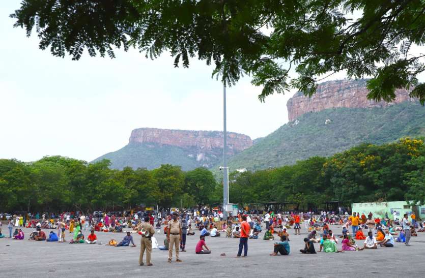 Tirupati temple reopens for common devotees after nearly 82 days 82 दिनों बाद तिरुपति बालाजी के हुए दर्शन, हर दिन 6000 श्रद्धालुओं को ही दर्शन प्राप्त हो पाएंगे