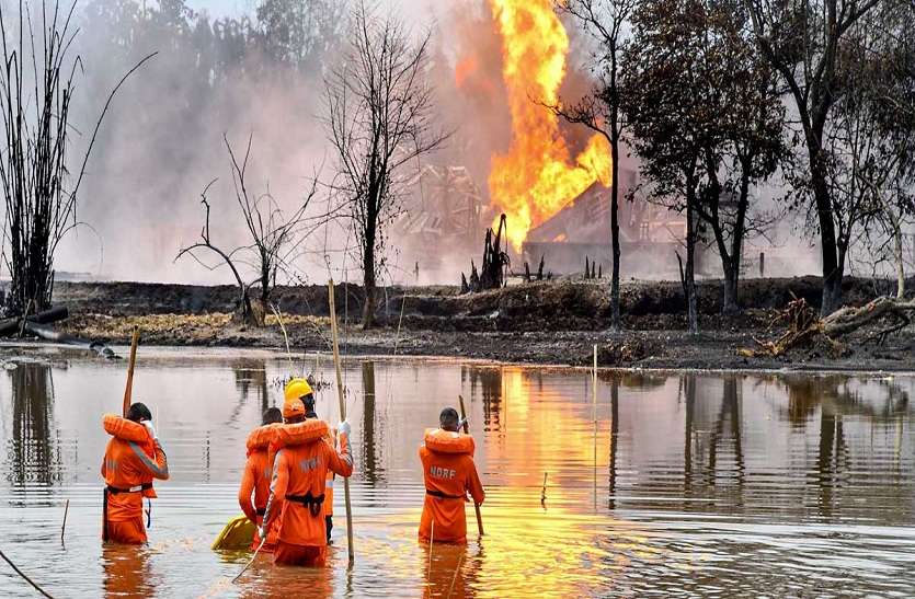असम में तेल के कुए में लगी आग से अभी भी उठ रही हैं ऊंची लपटें असम में तेल के कुए में लगी आग से अभी भी उठ रही हैं ऊंची लपटें