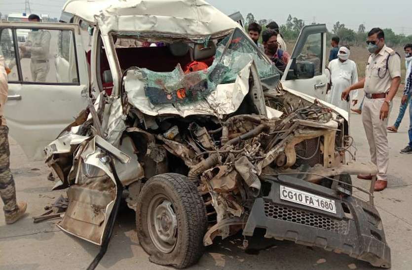 road_accident.jpg बिलासपुर हाईवे पर सड़क किनारे खड़े ट्रक से टकराई स्काॅर्पियो, तीन की मौत, दो घायल
