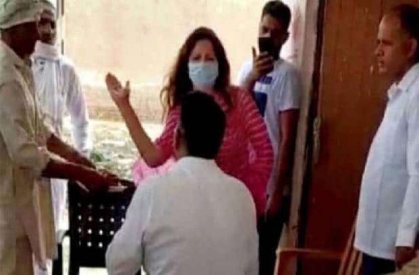 मार्केट सचिव को चप्पलों से पीटने वाली टिकटॉक गर्ल की बढ़ी मुश्किलें मार्केट सचिव को चप्पलों से पीटने वाली टिकटॉक गर्ल की बढ़ी मुश्किलें