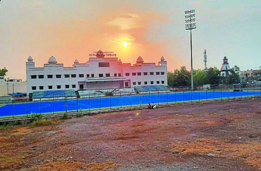 रायपुर: खेल विभाग के स्टेडियम अभी रहेंगे लॉक, निजी अकादमी संचालकों ने भी खींचे हाथ रायपुर: खेल विभाग के स्टेडियम अभी रहेंगे लॉक, निजी अकादमी संचालकों ने भी खींचे हाथ