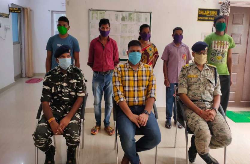 शोषण और अत्याचार से तंग आकर 5 नक्सलियों ने किया आत्मसमर्पण, 12 लाख के तीन इनामी शामिल शोषण और अत्याचार से तंग आकर 5 नक्सलियों ने किया आत्मसमर्पण, 12 लाख के तीन इनामी शामिल