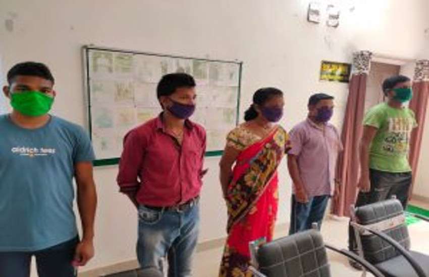 शोषण और अत्याचार से तंग आकर 5 नक्सलियों ने किया आत्मसमर्पण, 12 लाख के तीन इनामी शामिल