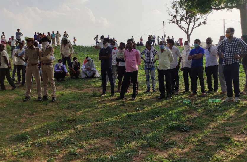 घर से मजदूरी के लिए निकले युवक का जंगल में मिला शव घर से मजदूरी के लिए निकले युवक का जंगल में मिला शव