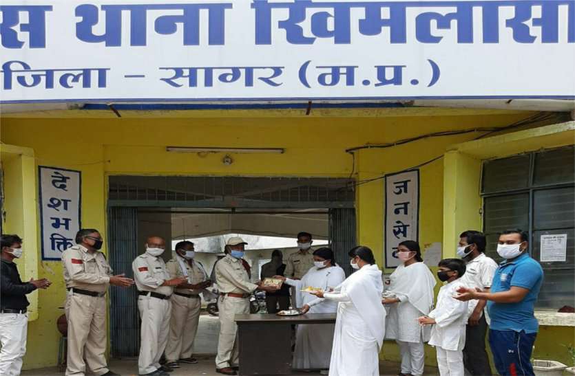Corona warrior policemen encouraged by wreathing कोरोना योद्धा पुलिसकर्मियों का पुष्पवर्षा कर बढ़ाया हौसला