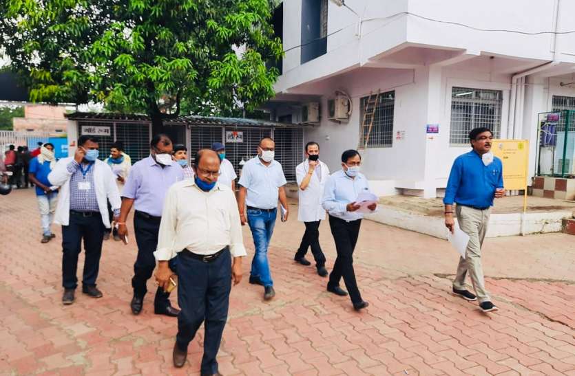 Deputy Director Health inspected the hospital, expressed satisfaction उपसंचालक स्वास्थ्य ने अस्पताल का किया निरीक्षण, कोरोना स्वास्थ्य तैयारियों पर जताया संतोष