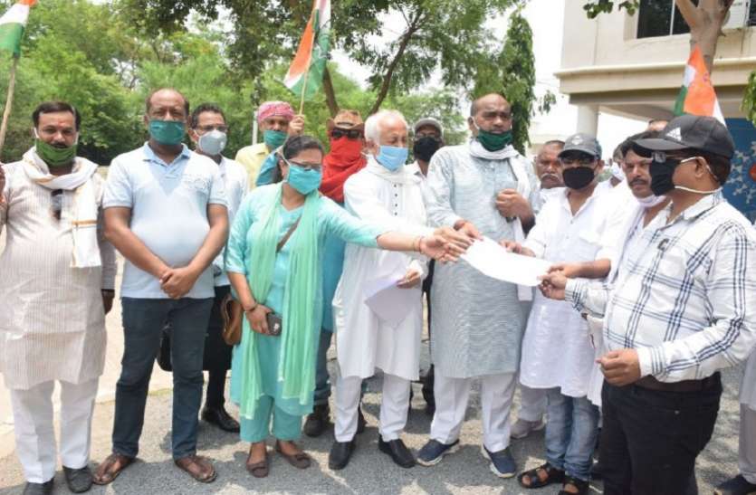 कांग्रेस नेता जिला प्रशासन के अधिकारी को ज्ञापन सौंपते CM शिवराज के वायरल ऑडियो-वीडियो के बाद MP कांग्रेस में उबाल
