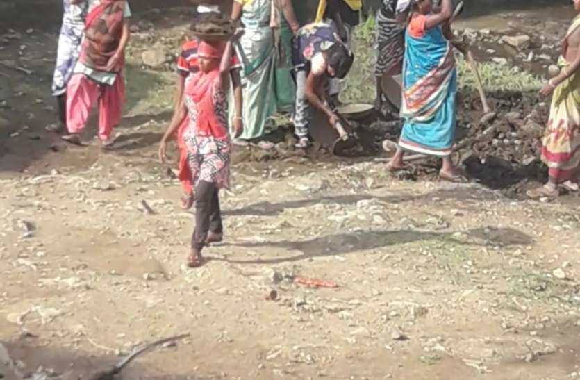 Dindori district is not stopping the work of minors डिंडोरी जिले नहीं थम रहा नाबालिगों से काम कराने का सिलसिला