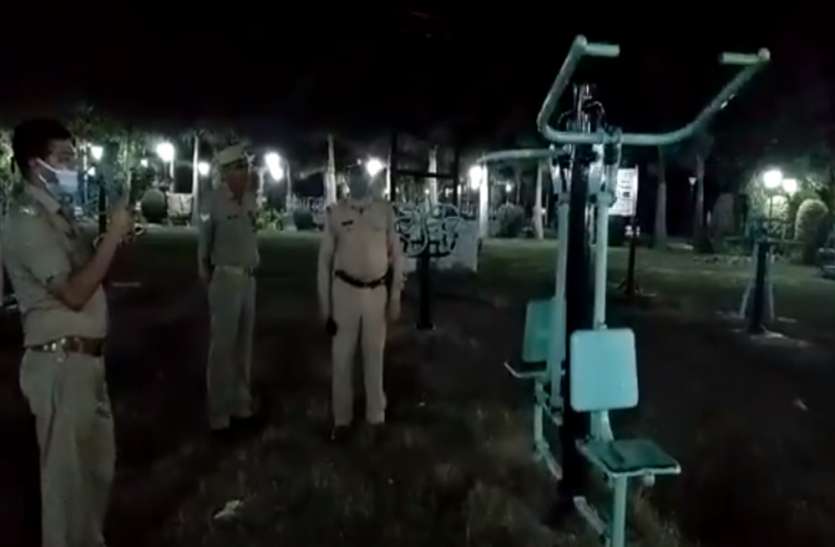 ...जब पार्क में जिम करने लगा 'भूत', जानें- सोशल मीडिया पर वायरल हो रहे वीडियो की सच्चाई ...जब पार्क में जिम करने लगा 'भूत', जानें- सोशल मीडिया पर वायरल हो रहे वीडियो की सच्चाई
