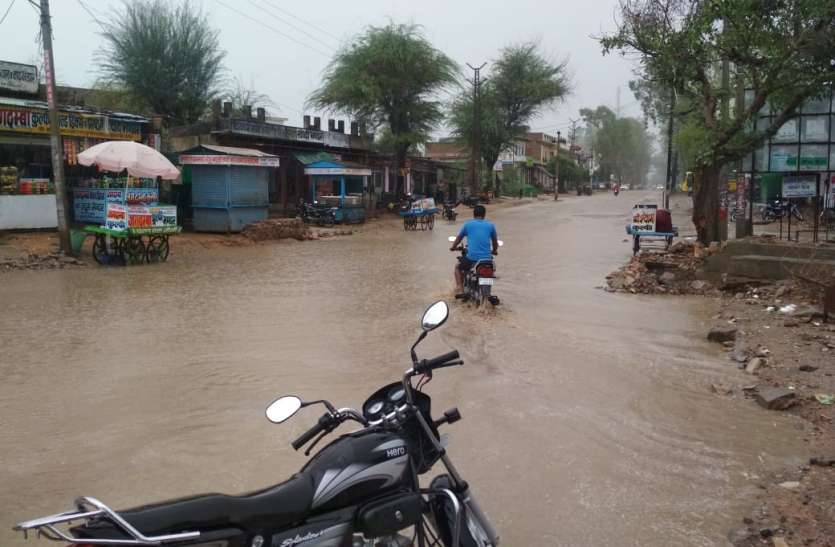 प्री मानसून मेहरबान: जमकर बरसे मेघ, खेत और रास्ते लबालब प्री मानसून मेहरबान: जमकर बरसे मेघ, खेत और रास्ते लबालब