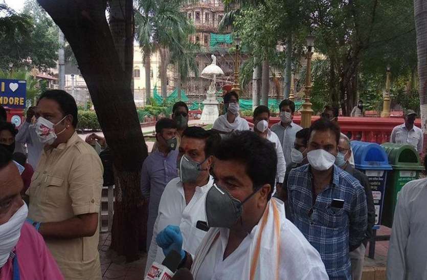 सराफा पुलिस थाने पर कांग्रेस विधायकों ने दी गिरफ्तारी सराफा पुलिस थाने पर कांग्रेस विधायकों ने दी गिरफ्तारी