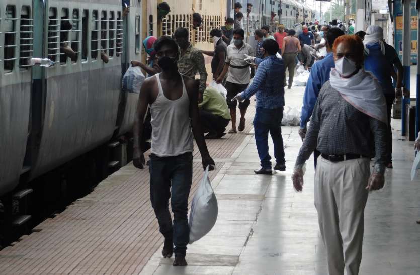 Conduct in social service if the work load reduces काम का बोझ कम हुआ तो समाजसेवा में जुटे, ट्रेन में भूखे मजदूरों को कराया भोजन