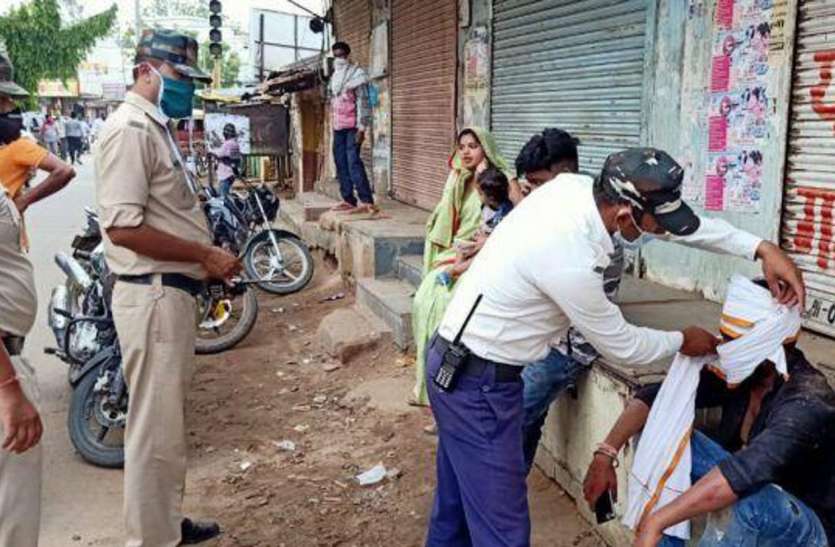 Attacker beat head कार का पीछा कर चलती कार पर फेंका पत्थर, हमलावर की पिटाई कर फोड़ा सिर