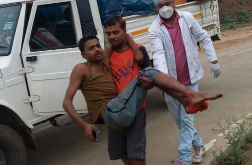 driver fell asleep, one of the footsteps cut पिकअप चलाते समय चालक को आई नींद, खलासी का एक पैर कटा
