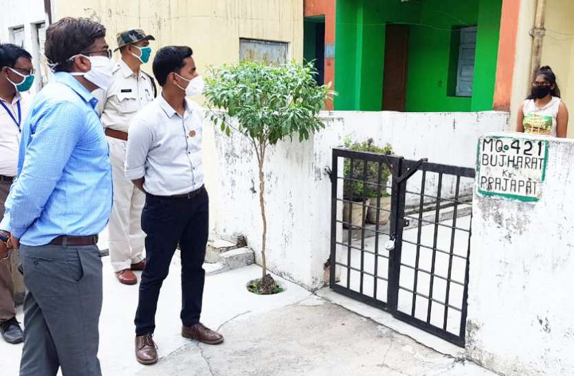 Singrauli collector inspects hospital and NCL colony औचक निरीक्षण में निकले कलेक्टर, आवास में चस्पा नहीं मिला होम क्वारंटीन का पोस्टर ...