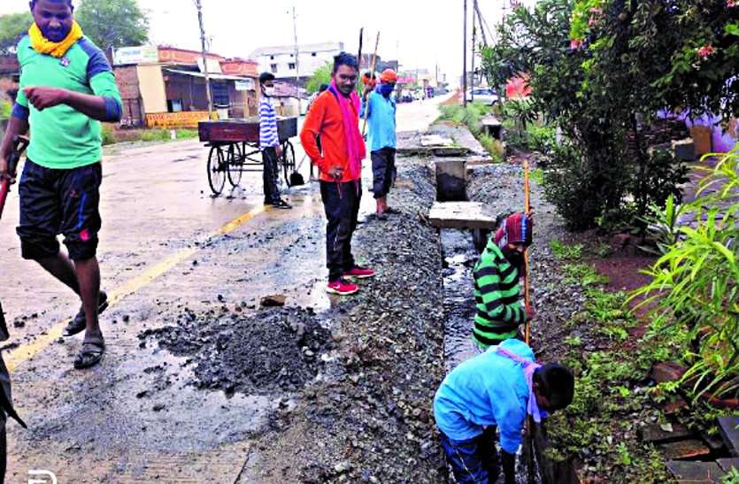 Due to lack of cleanliness for years, dirty water of drains started flowing on the road, corporation engaged in cleanliness drive ... सालों से सफाई नहीं होने पर नालों का गंदा पानी सड़क पर बहने लगा, सफाई अभियान में जुटा निगम अमला ...
