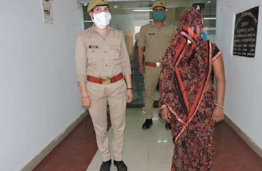 अनामिका शुक्ला के नाम पर नौकरी करने वाली फर्जी अध्यापिका पहुंच गई जेल अनामिका शुक्ला के नाम पर नौकरी करने वाली फर्जी अध्यापिका पहुंच गई जेल