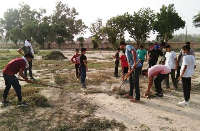 एएसपी ने कोरोना को हराने के लिए शारीरिक श्रम को बताया जरूरी, राजीव गांधी जिला स्टेडियम में किया श्रमदान एएसपी ने कोरोना को हराने के लिए शारीरिक श्रम को बताया जरूरी, राजीव गांधी जिला स्टेडियम में किया श्रमदान