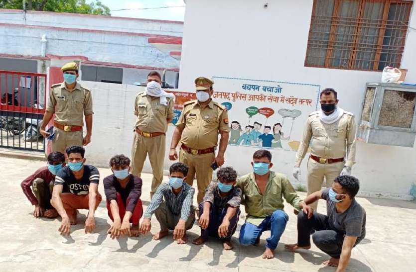 कार से ले जा रहे थे 400 किलो प्रतिबंधित मांस, मौके पर पहुंची पुलिस ने घेरा, 7 को किया गिरफ्तार कार से ले जा रहे थे 400 किलो प्रतिबंधित मांस, मौके पर पहुंची पुलिस ने घेरा, 7 को किया गिरफ्तार