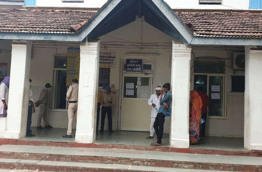 Doctors are absent from OPD in the hospital OPD से गायब रहते हैं अधिकांश डॉक्टर, सरकारी अस्पताल में लग रही मरीजों की भीड़