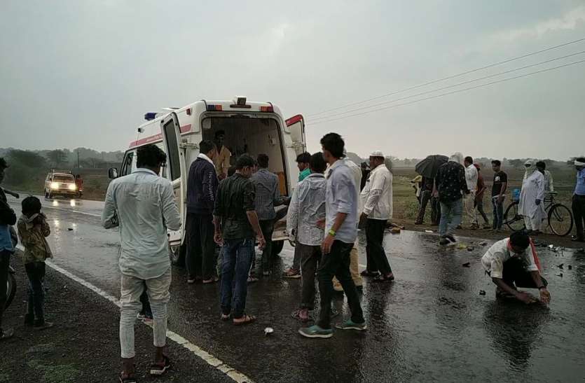 Two killed in a collision with two bikes, three serious 2 बाइक की आमने-सामने भिड़ंत में 2 की मौत, 3 गंभीर