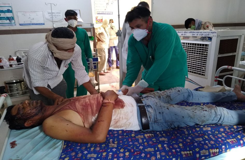 भाई-भाई के बीच लाठी भाठा जंग भाई-भाई के बीच लाठी भाठा जंग