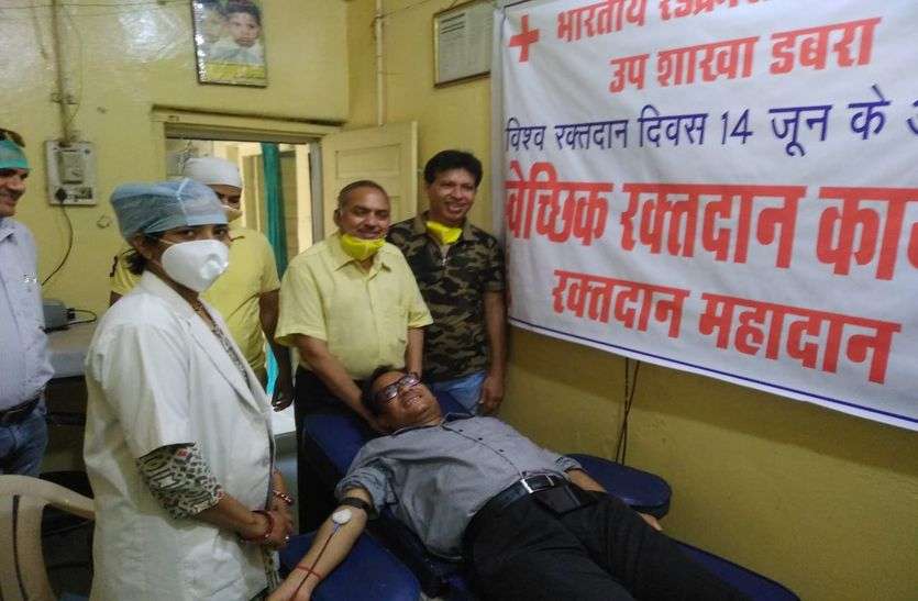 प्रशासनिक अधिकारियों ने किया रक्तदान प्रशासनिक अधिकारियों ने किया रक्तदान