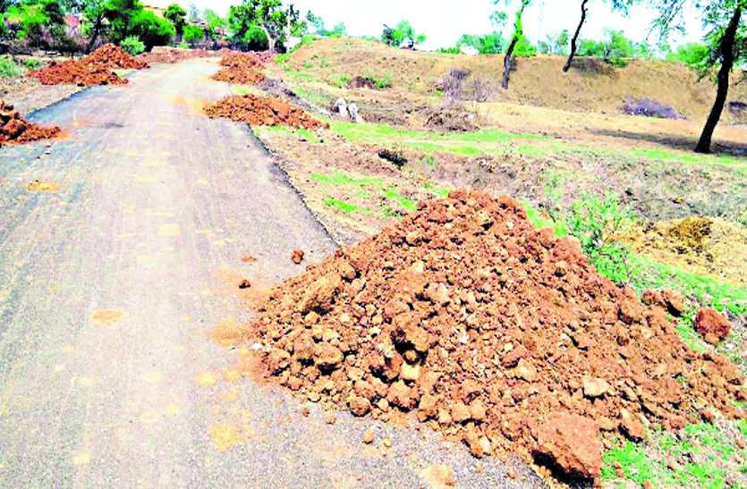 First negligence in road asphalt, now peaching is being done from soil पहले सड़क डामरीकरण में बरती लापरवाही अब मिट्टी से की जा रही पीचिंग