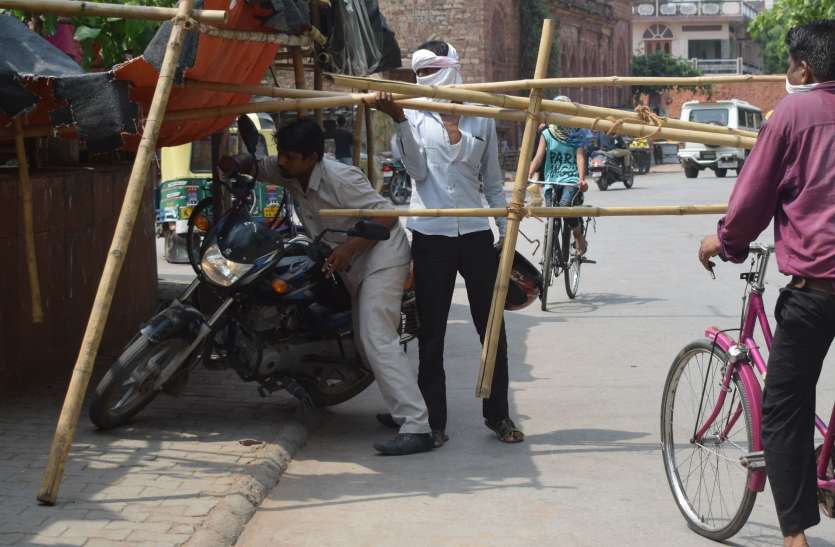 Rules fluttered in the curfewed area, the police also overpowered कफ्र्यूग्रस्त क्षेत्र में नियमों की उड़ी धज्जियां, पुलिस ने भी झाड़ा पल्ला