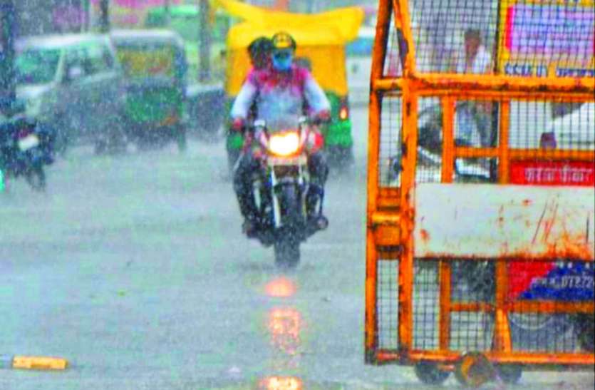 काले-घने बादलों के कारण शाम को हो गया रात जैसा अंधेरा, कई क्षेत्रों में गुल रही बिजली काले-घने बादलों के कारण शाम को हो गया रात जैसा अंधेरा, कई क्षेत्रों में गुल रही बिजली