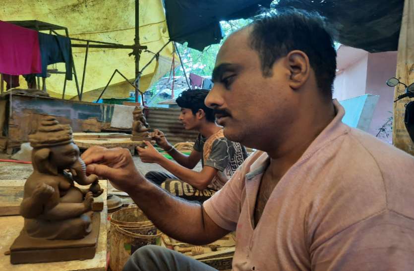 कोरोना इफेक्ट: मूर्तिकार नहीं बना रहे गणेश प्रतिमा, प्रशासन के आदेश का इंतजार कोरोना इफेक्ट: मूर्तिकार नहीं बना रहे गणेश प्रतिमा, प्रशासन के आदेश का इंतजार