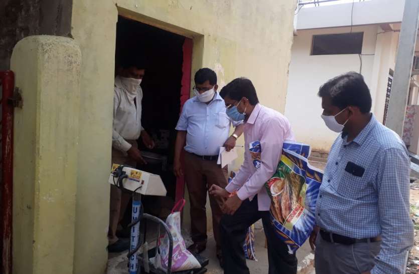 कांग्रेस नेता के भाई की राशन दुकान का खाद्य अधिकारियों ने किया निरीक्षण, पूर्व विधायक के बेटे की गैस एजेंसी पर जांचा स्टॉक कांग्रेस नेता के भाई की राशन दुकान का खाद्य अधिकारियों ने किया निरीक्षण, पूर्व विधायक के बेटे की गैस एजेंसी पर जांचा स्टॉक