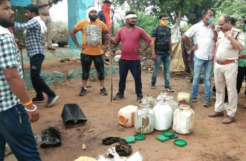 Excise department seized illegal liquor तीन हजार किलोग्राम महुला लाहन कराया नष्ट, 45 लीटर जब्त की शराब, दबिश से पहले भागे कारोबारी