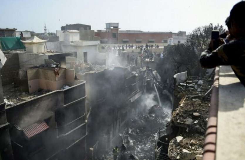 Karachi Plane Crash Karachi Plane Crash: मृतकों के परिजनों ने DNA टेस्ट पर जताया संदेह, अधिकारियों पर गड़बड़ी का आरोप