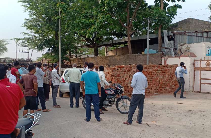 केबल फैक्ट्री में करंट से मजदूर की मौत के बाद प्रदर्शन, परिजनों में मचा कोहराम केबल फैक्ट्री में करंट से मजदूर की मौत के बाद प्रदर्शन, परिजनों में मचा कोहराम