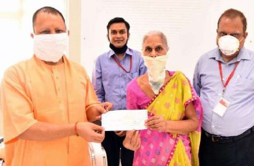 रिटायर महिला सब इंस्पेक्टर ने दान किये एक करोड़ दस लाख रुपये, सीएम योगी ने की तारीफ रिटायर महिला सब इंस्पेक्टर पुष्पा दुबे ने दान किये एक करोड़ दस लाख रुपये, सीएम योगी ने की तारीफ
