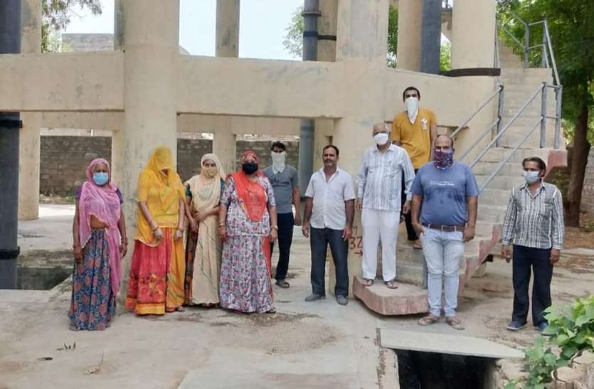 दो माह से नसीब नहीं हो रहा नीर, टैंकरों से मंगवा रहे पानी दो माह से नसीब नहीं हो रहा नीर, टैंकरों से मंगवा रहे पानी