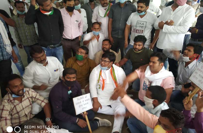 4 साल में 25 कॉलरीकर्मी बर्खास्त, विधायक व समर्थकों ने सीजीएम कार्यालय में जड़ा ताला, सोशल डिस्टेंसिंग नियम की उड़ाईं धज्जियां 4 साल में 25 कॉलरीकर्मी बर्खास्त, विधायक व समर्थकों ने सीजीएम कार्यालय में जड़ा ताला, सोशल डिस्टेंसिंग नियम की उड़ाईं धज्जियां