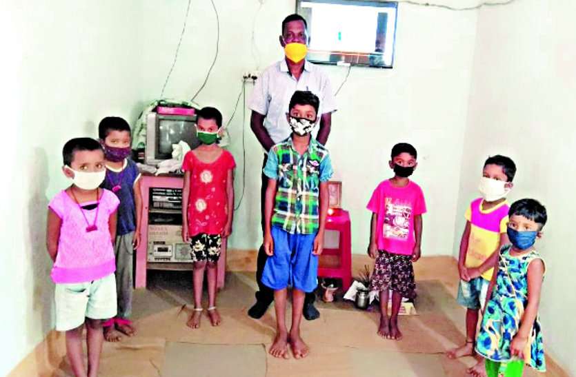 Teacher Rajkumar Yadav installed smart TV in children's home for online education of children बच्चों की ऑनलाइन पढ़ाई के लिए पालक के घर में शिक्षक राजकुमार यादव ने लगाए स्मार्ट टीवी