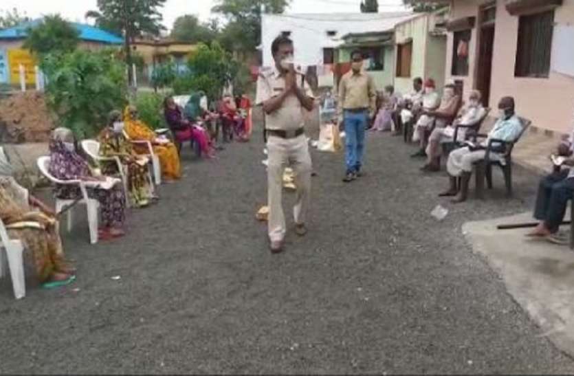 police_2.jpg कोरोना में 'खाकी' बनी सहारा, बुजुर्ग महिलाओं ने दिया दिल से आशीर्वाद