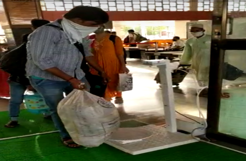 Ahmedabad railway station पर लगाई टच फ्री लगेज सेनेटाइजिंग मशीन Ahmedabad railway station पर लगाई टच फ्री लगेज सेनेटाइजिंग मशीन