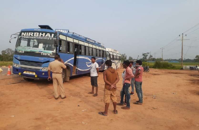 जिस प्रेमिका के लिए हत्या हुई...वह प्रेमिका निकली फर्जी, पुलिस ने किया खुलासा,तेज रफ्तार ट्रक ने बस को मारी टक्कर, हादसे में प्रवासी समेत तीन लोगों की मौत तेज रफ्तार ट्रक ने बस को मारी टक्कर, हादसे में प्रवासी समेत तीन लोगों की मौत