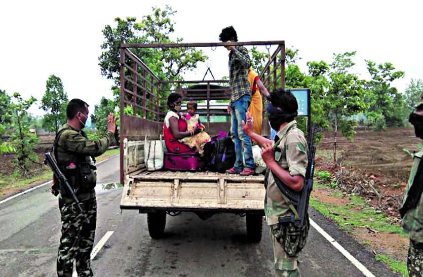 The Bortlav police team served food for themselves to the hungry and thirsty villagers coming from another state दूसरे राज्य से आ रहे भूखे-प्यासे ग्रामीणों को बोरतलाव पुलिस टीम ने अपने लिए रखे भोजन को परोसा